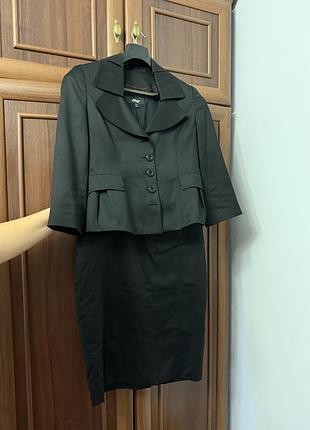 Елегантний чорний костюм з піджаком