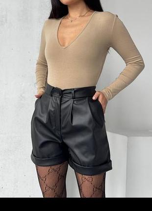 Шорти

артикул: 853-198
шорты на ширинке с рабочими карманами, сзади имеют резинку для идеальной посадки