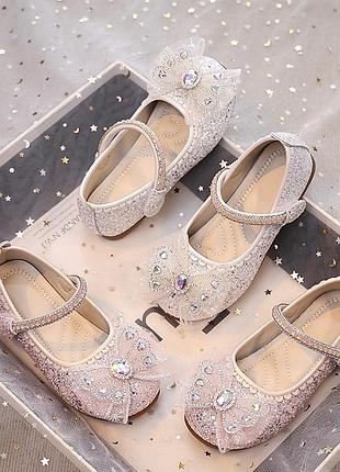 Нарядные праздничные туфли на девочку