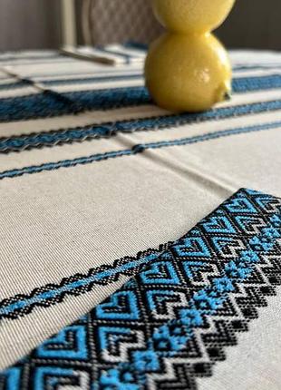 Вышитая скатерть с салфетками голубая