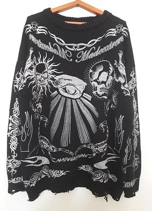 Черный оверсайз свитер с подертостями и готическим принтом