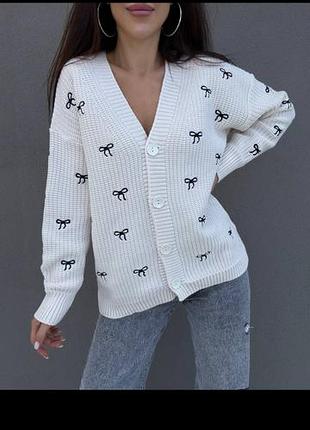 Кардиган бантики с пуговицами


производство туречени, машинная вязка, бантики вышиты