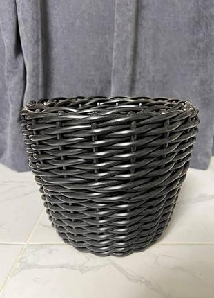 Черная ротанговая корзина плетеная