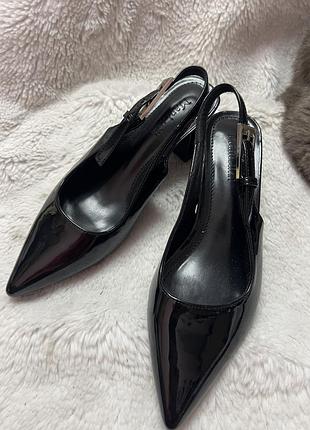 Босоніжки лакові нові 37 р.( уст 23 см,каблук 5.5 см