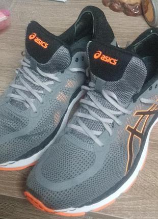 Кросівки спортивні