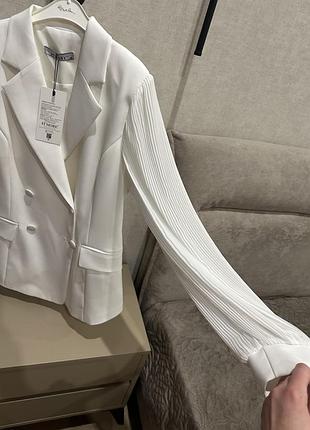 Класичний білий піджак з шовковоми рукавами