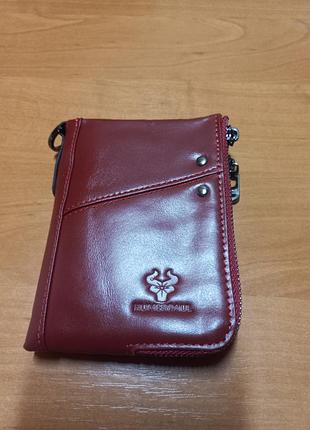 Женский кожаный кошельок красного цвета.
