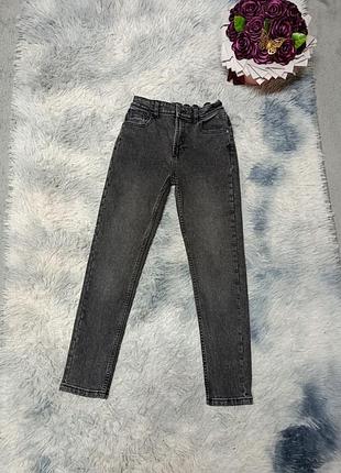 Стрейчевые базовые серые джинсы мальчишку на 10-11 г