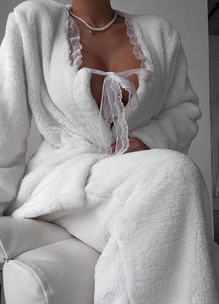 Женская махровая пижама с кружевом