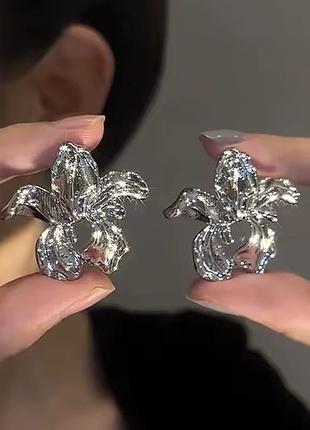 Сережки пелюстки ніжності сріблясті