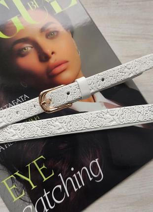 Вузький білий шкіряний ремінь з квітковим візерунком, пряжка золото