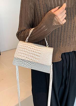 Женская лаковая мини сумочка рептилия, маленькая сумка клатч на плечо крокодил лакированная бежевый