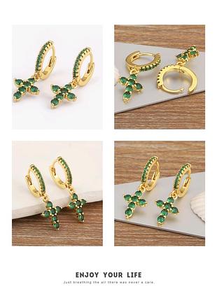 Красивые серьги в виде крестиков цвета изумруд light luxury fashion люкс класса ( красивые серьги - кристики,в цветете изумруд)