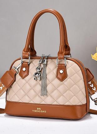 Женская сумочка через плечо клатч стеганная сумка с брелком для девушек бежевый