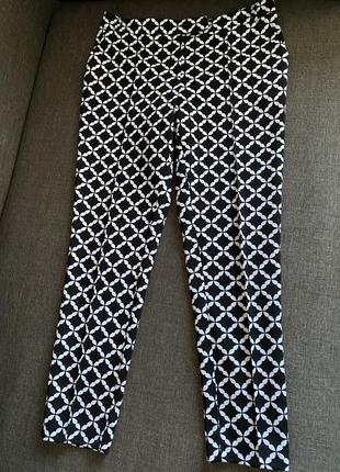 Черно-белые зауженные брюки2 фото