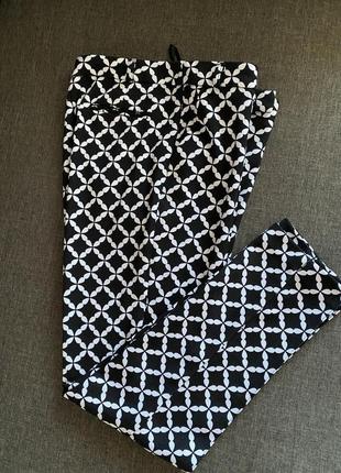 Чорно-білі завужені брюки