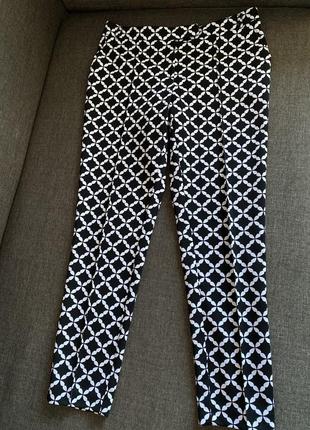 Черно-белые зауженные брюки3 фото