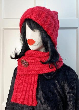 В'язаний шарф і шапка червоно-малиновий колір