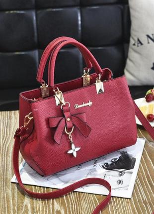 Модная женская сумка с брелком красный