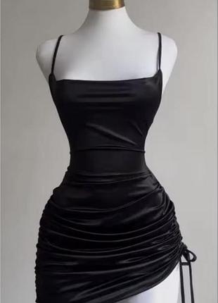 Атласне плаття на затяжках