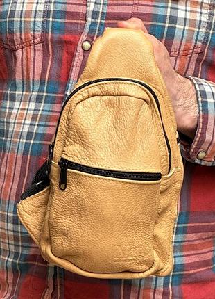 Сумка слинг кожаная gofin бежевая на три замка 27х16 см smk-20060