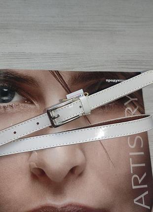 Узкий лаковый кожаный ремень белый