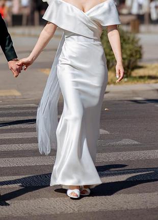 Свадебное атласное платье