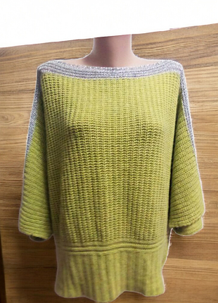 Свитер вырезом на спинке