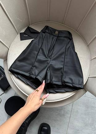 Теплі жіночі шкіряні шорти з еко шкіри на флісі з розрізами