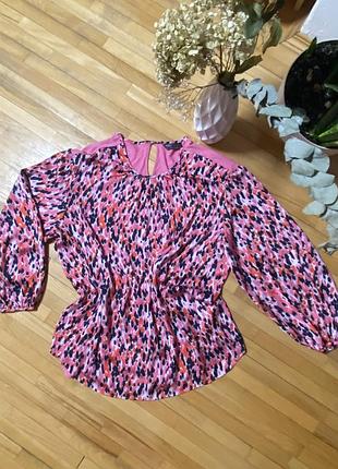 Яскрава жіноча блуза m&s з абстрактним принтом, гумкою на талії та об’ємними рукавами. легка, жіночна й дуже стильна.