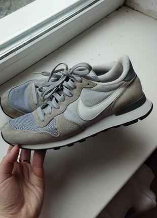 Серые кроссовки nike
