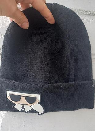 Брендовая шапочка с карлом лагерфельдом