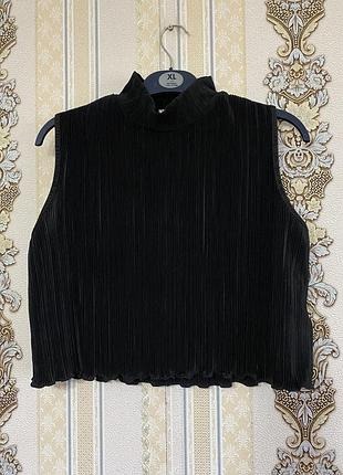 Стильна вкорочена майка в плісе, чорна майка топ