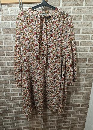 Платье с цветочным принтом большого размера