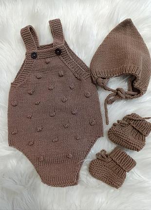 Набор вязаный боди шишечки шапка пинетки носочки