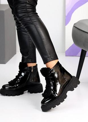Натуральные лаковые утепленные зимние ботинки в стиле бренда