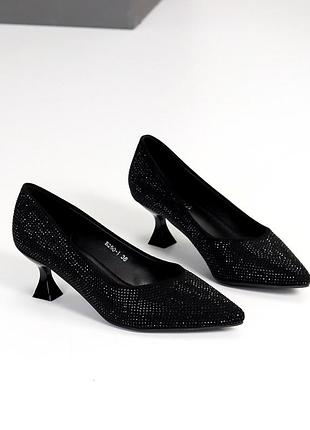 Туфли полностью в стразах на низком каблуке рюмочка