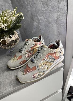 Стильні кросівки від бренду liu jo