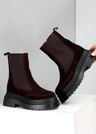 Эффектные замшевые ботинки челси цвет шоколада на утолщенной подошве