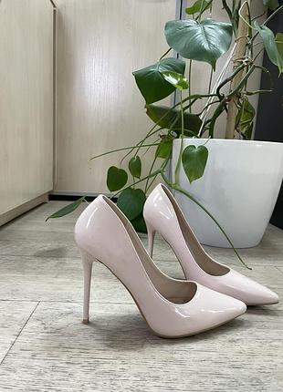 Туфлі човники бежеві класичні на шпильці