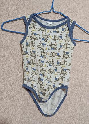 Детский боди имеет узор с изображением обезьян с голубой окантовкой 6-9 месяцев