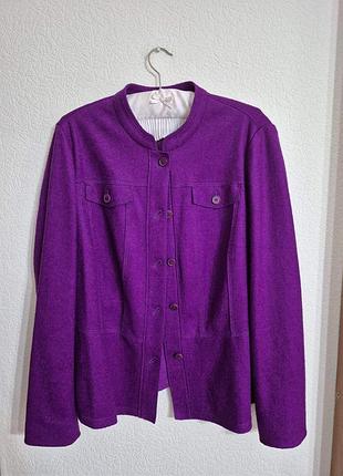 Красивый шерстяной пиджак в цвете фуксия