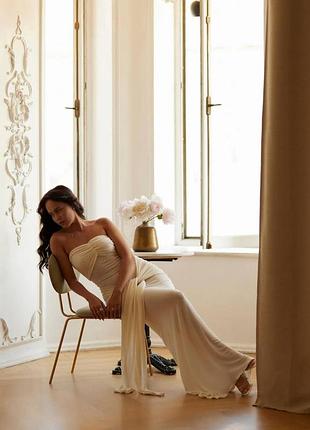 Жіноча розкішна силуетна сукня без рукавів з драпіруванням