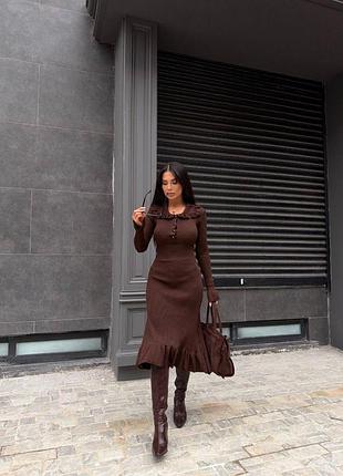 Трикотажна сукня з рюшами та гудзиками