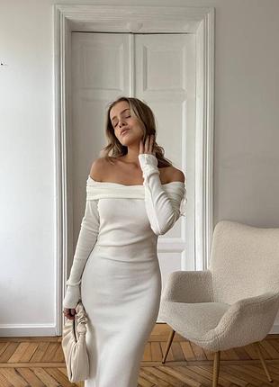 Женское платье макси с открытыми плечами