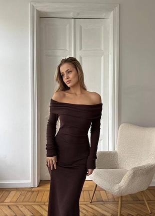 Шокоудное женское платье макси с открытыми плечами