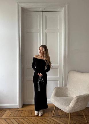 Женское платье макси с открытыми плечами