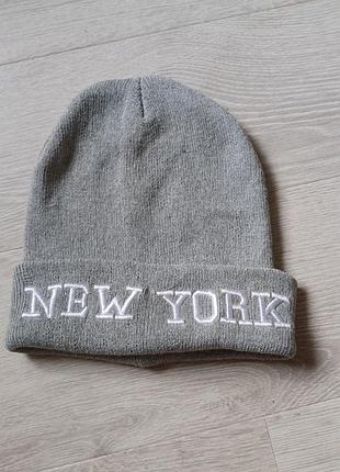 Серая вязаная шапка-бини с вышитой надписью