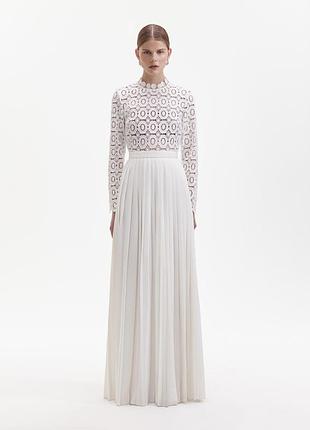 Розкішна біла довга вечірня сукня