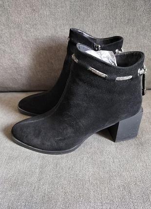 Ботинки из натуральной замши черные